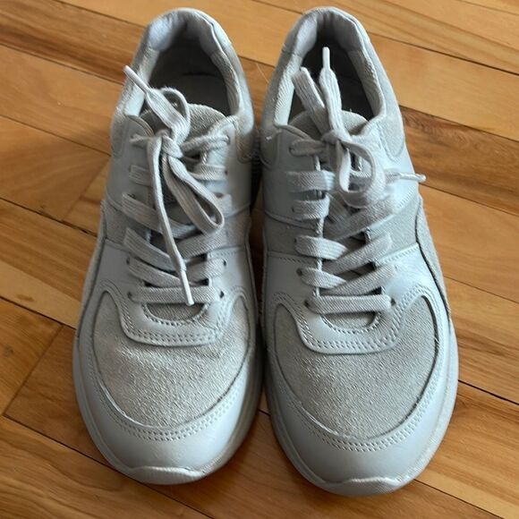 O by Everlane gray smooth and suede leather lace up low top sneakers. F= 7, M= 5 - Picture 1 of 6